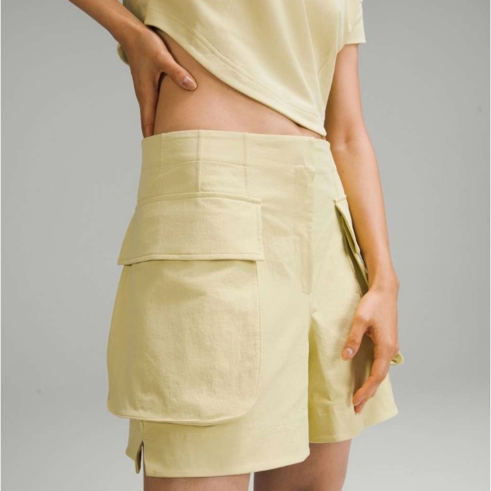 Lululemon Relaxed-Fit Super-High-Rise Cargo Short 4"
Finch Yellow Size: 8
